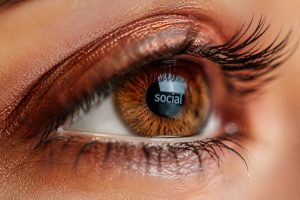 è legale guardare i social al partner